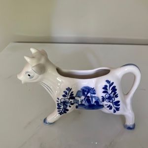 Cow shaped creamer